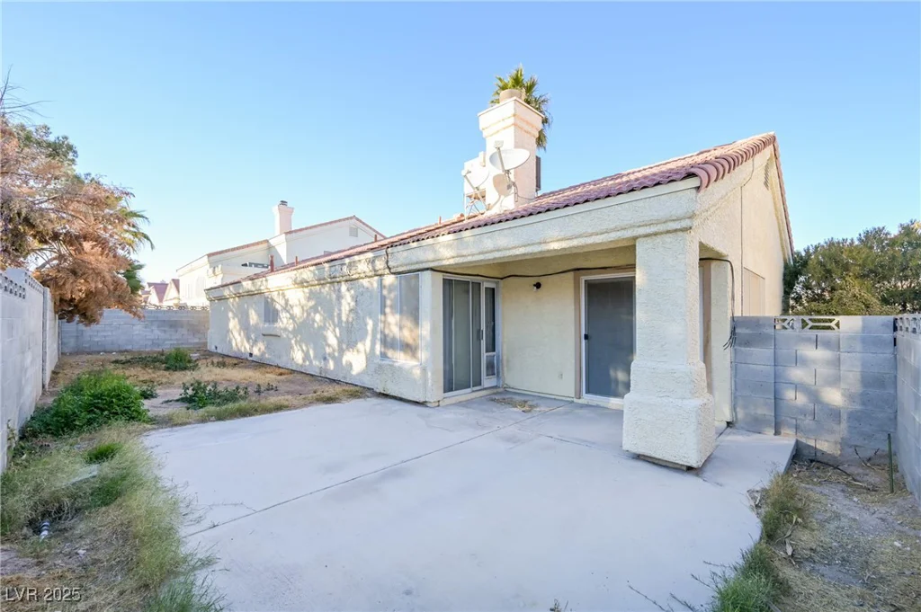6617 Old Newbury, Las Vegas, NV 89108