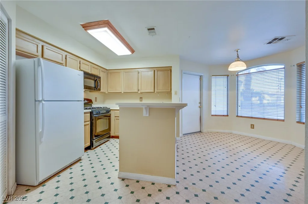 6617 Old Newbury, Las Vegas, NV 89108