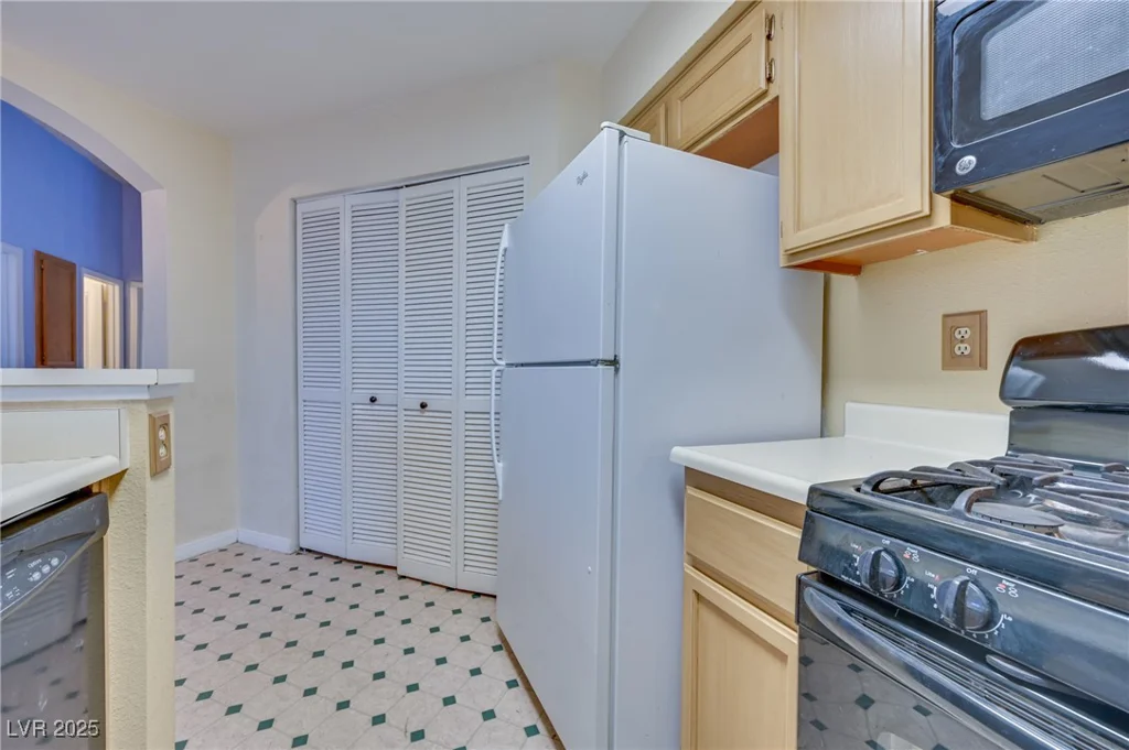 6617 Old Newbury, Las Vegas, NV 89108