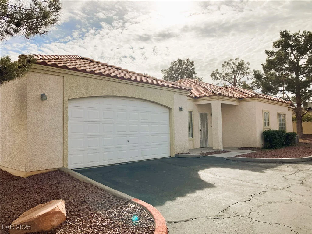 1900 Torrey Pines, Las Vegas, NV 89108