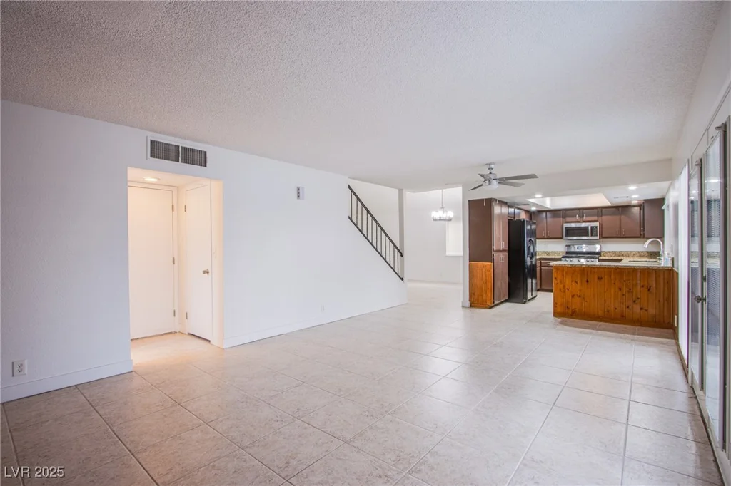 881 Stonehenge, Las Vegas, NV 89110