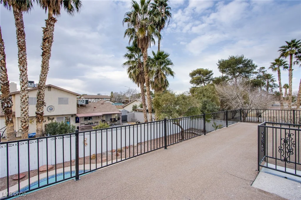 881 Stonehenge, Las Vegas, NV 89110