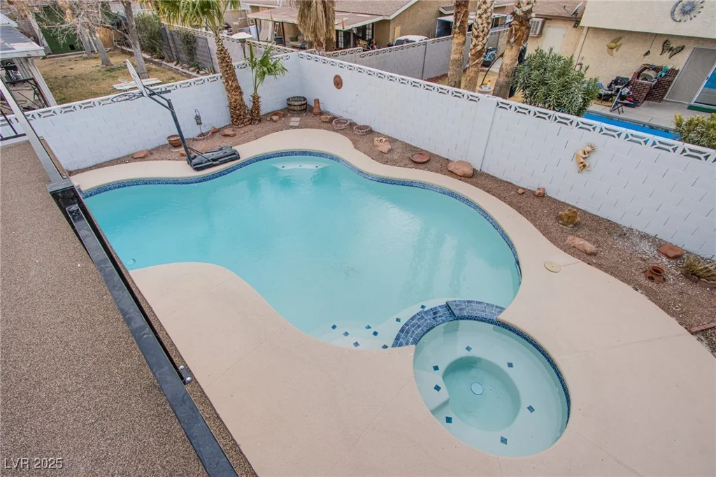 881 Stonehenge, Las Vegas, NV 89110