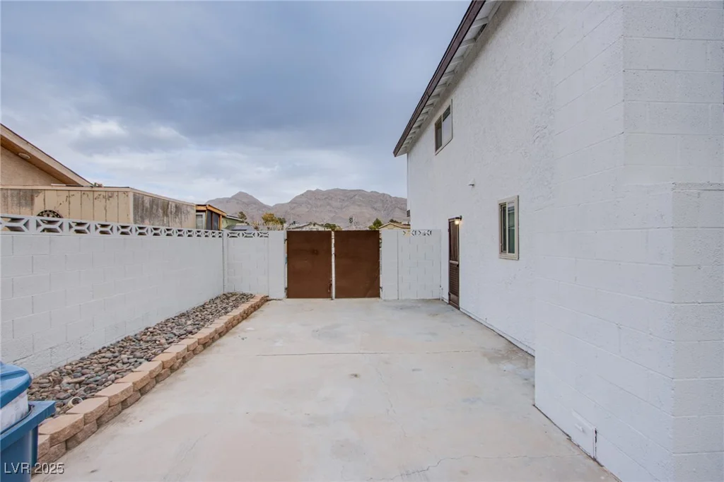 881 Stonehenge, Las Vegas, NV 89110