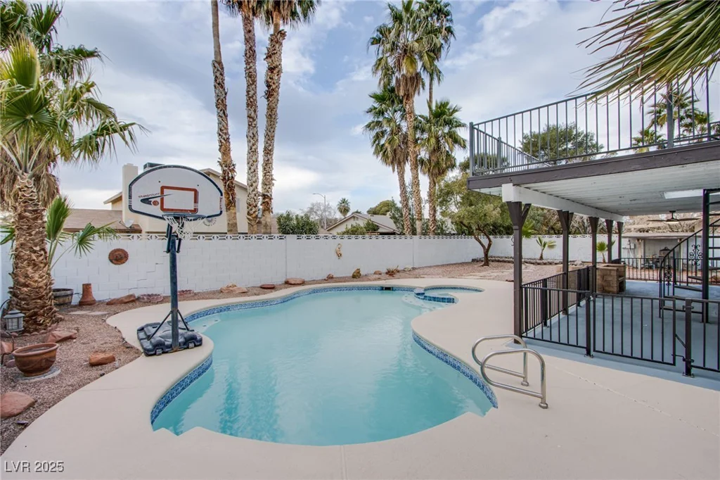 881 Stonehenge, Las Vegas, NV 89110