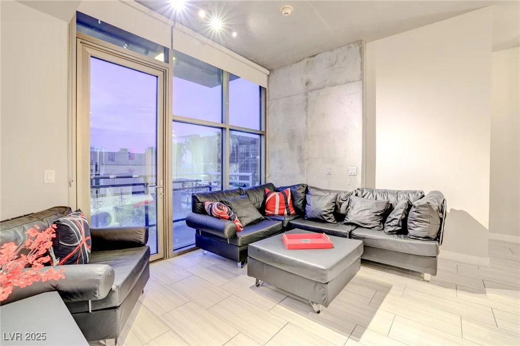 353 Bonneville, Las Vegas, NV 89101