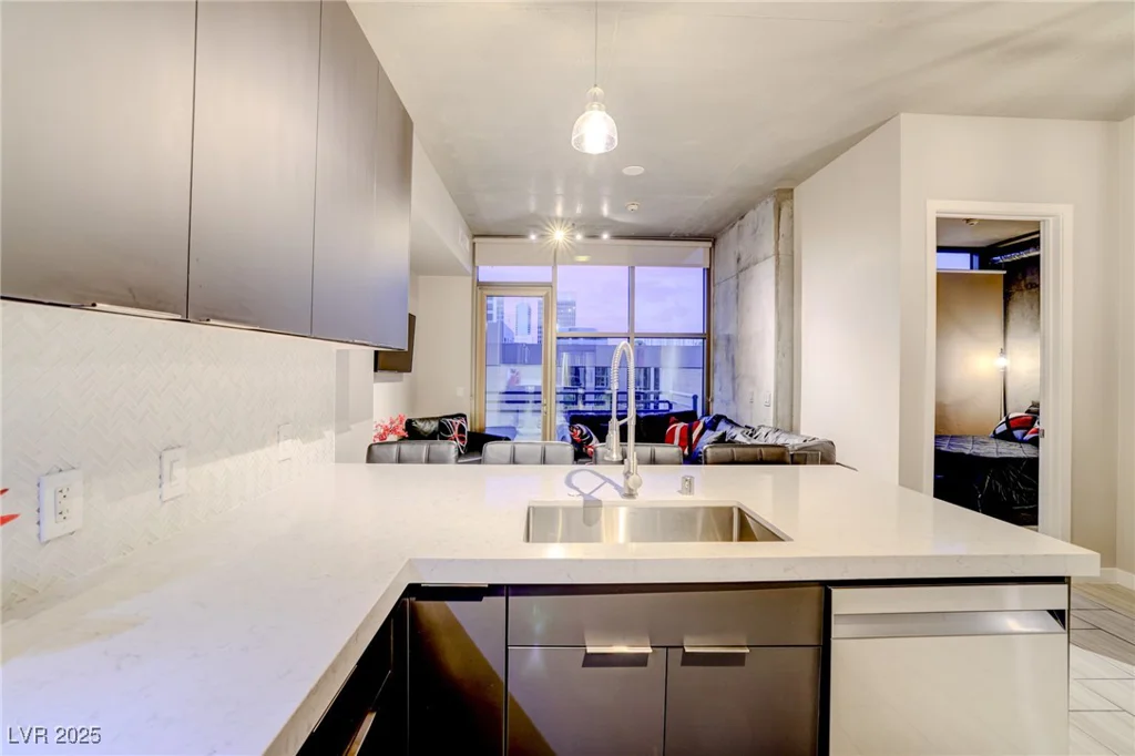 353 Bonneville, Las Vegas, NV 89101