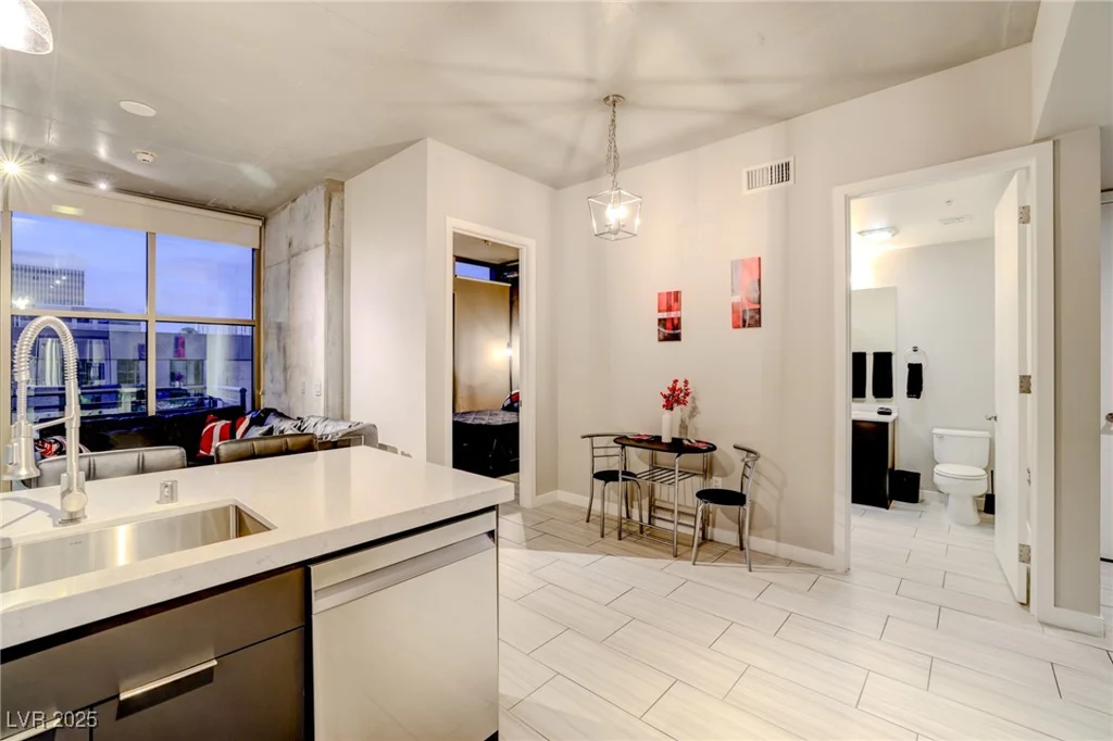 353 Bonneville, Las Vegas, NV 89101