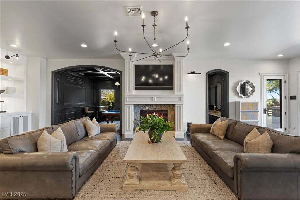 10000 Cresent Mesa, Las Vegas, NV 89145
