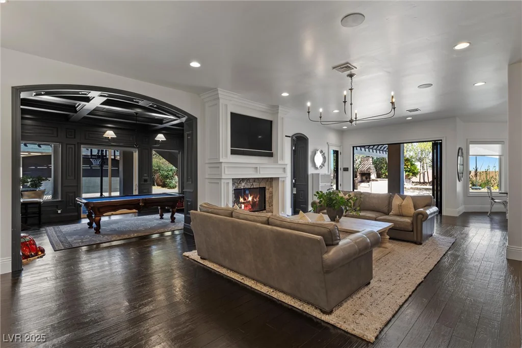 10000 Cresent Mesa, Las Vegas, NV 89145