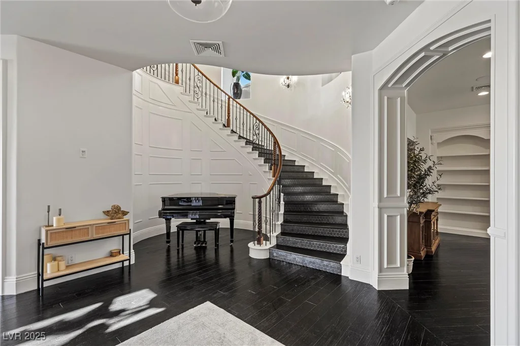 10000 Cresent Mesa, Las Vegas, NV 89145