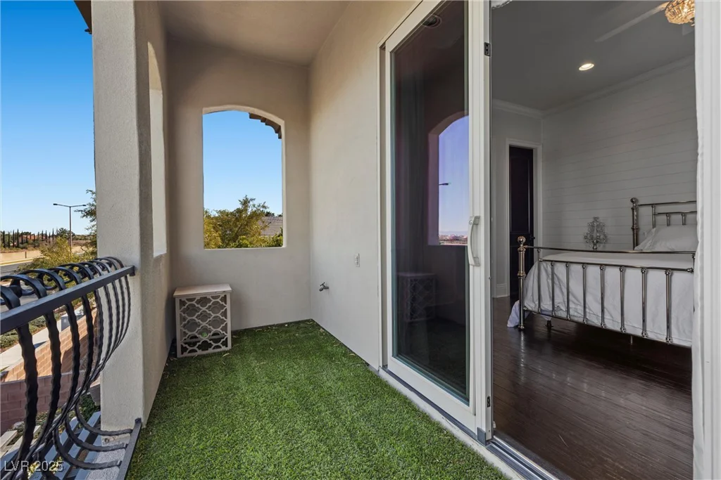 10000 Cresent Mesa, Las Vegas, NV 89145