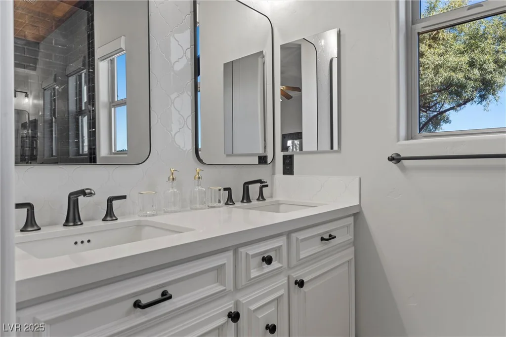 10000 Cresent Mesa, Las Vegas, NV 89145