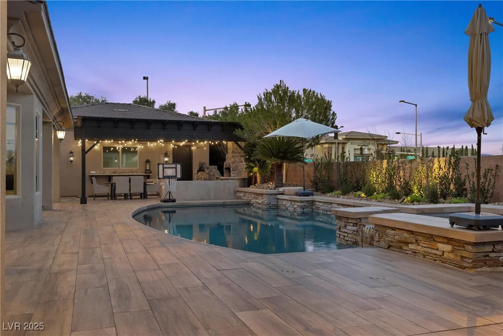 10000 Cresent Mesa, Las Vegas, NV 89145