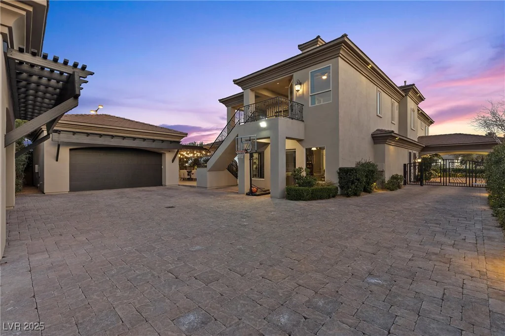 10000 Cresent Mesa, Las Vegas, NV 89145