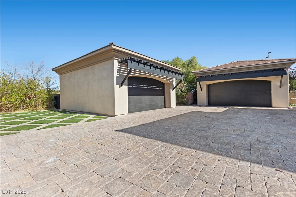 10000 Cresent Mesa, Las Vegas, NV 89145