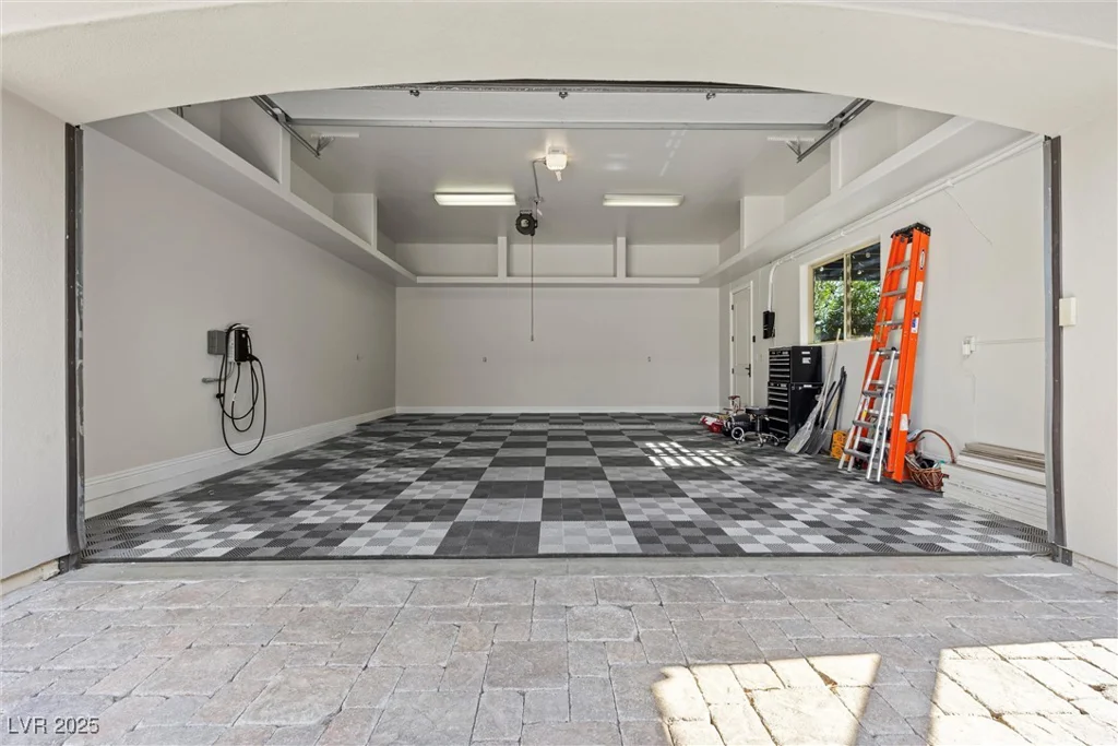 10000 Cresent Mesa, Las Vegas, NV 89145