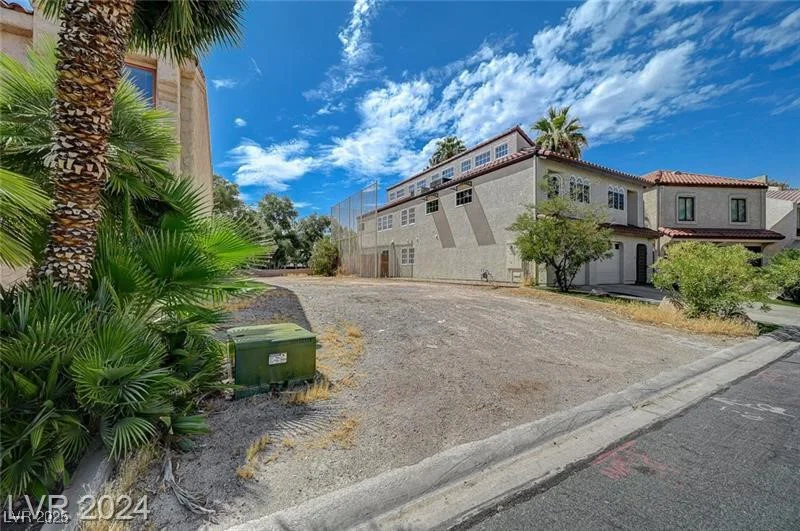2847 Queens Courtyard, Las Vegas, NV 89109