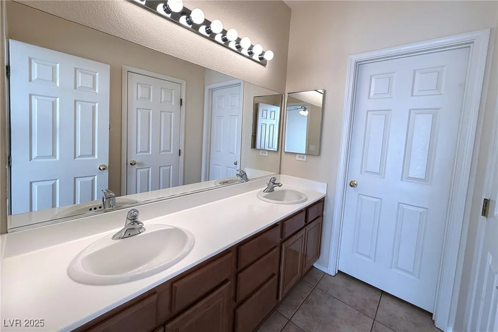 8682 Waterford Bend, Las Vegas, NV 89123