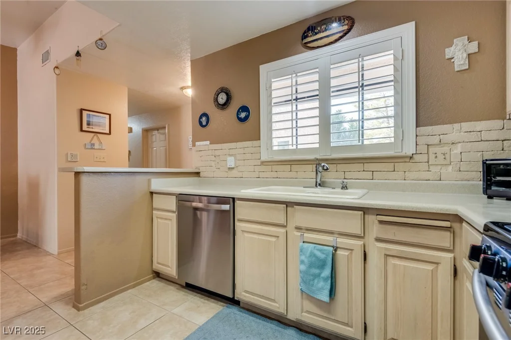 2851 Valley View, Las Vegas, NV 89102