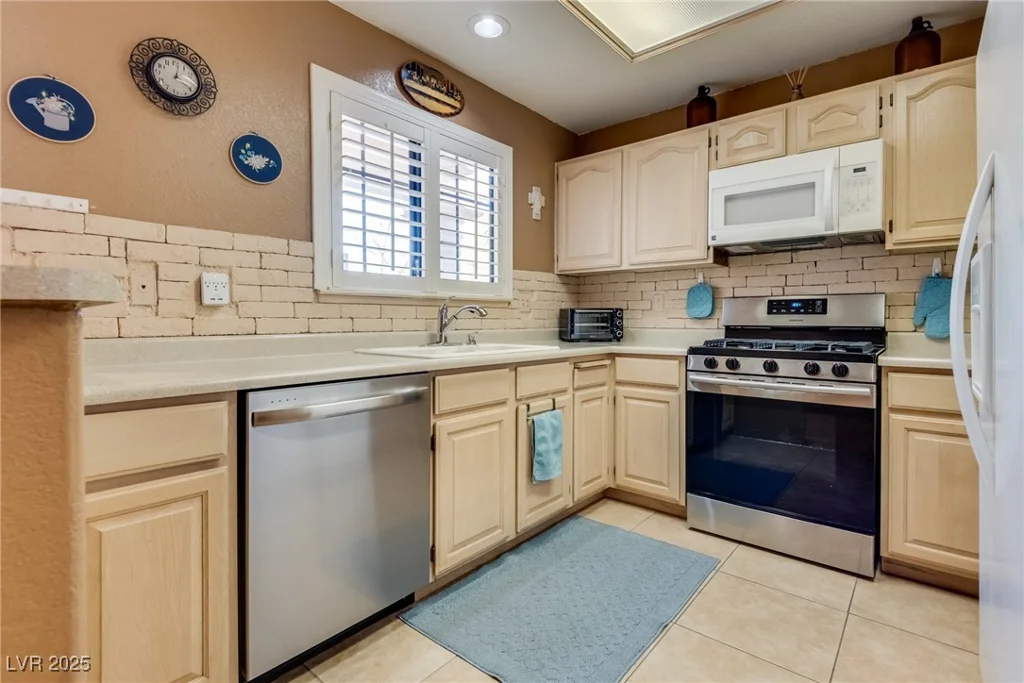 2851 Valley View, Las Vegas, NV 89102