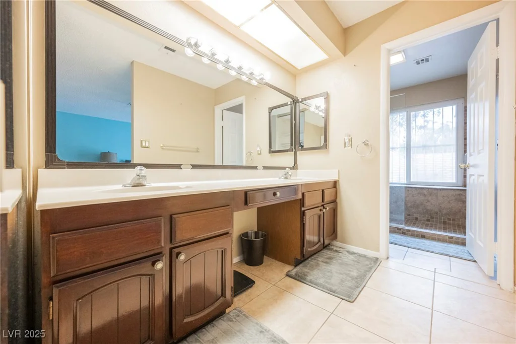 2015 Heritage Oaks, Las Vegas, NV 89119