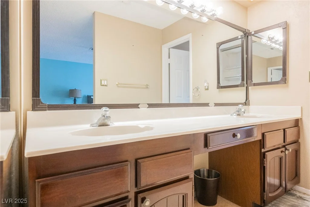 2015 Heritage Oaks, Las Vegas, NV 89119