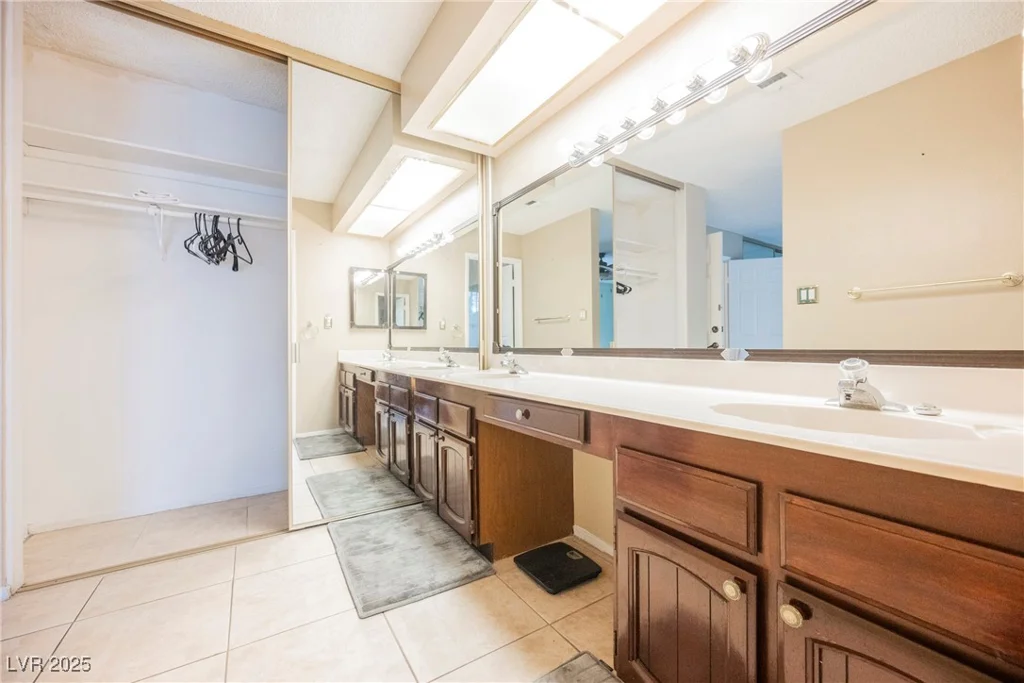 2015 Heritage Oaks, Las Vegas, NV 89119