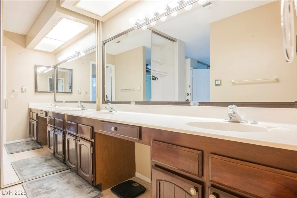 2015 Heritage Oaks, Las Vegas, NV 89119