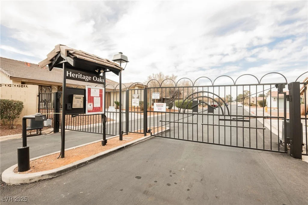2015 Heritage Oaks, Las Vegas, NV 89119