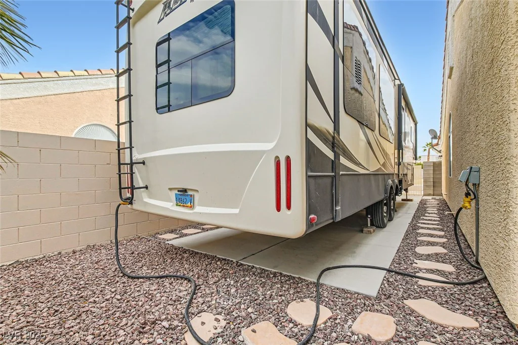 6821 Lark Mist, Las Vegas, NV 89131