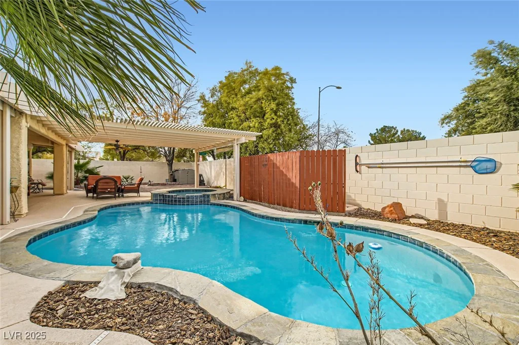 6821 Lark Mist, Las Vegas, NV 89131