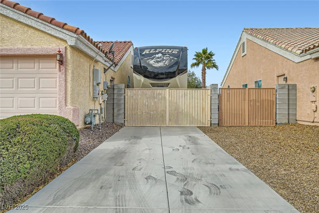 6821 Lark Mist, Las Vegas, NV 89131