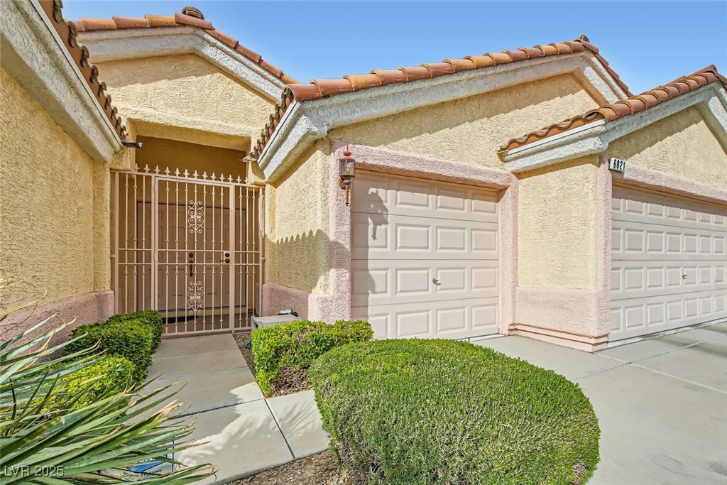 6821 Lark Mist, Las Vegas, NV 89131