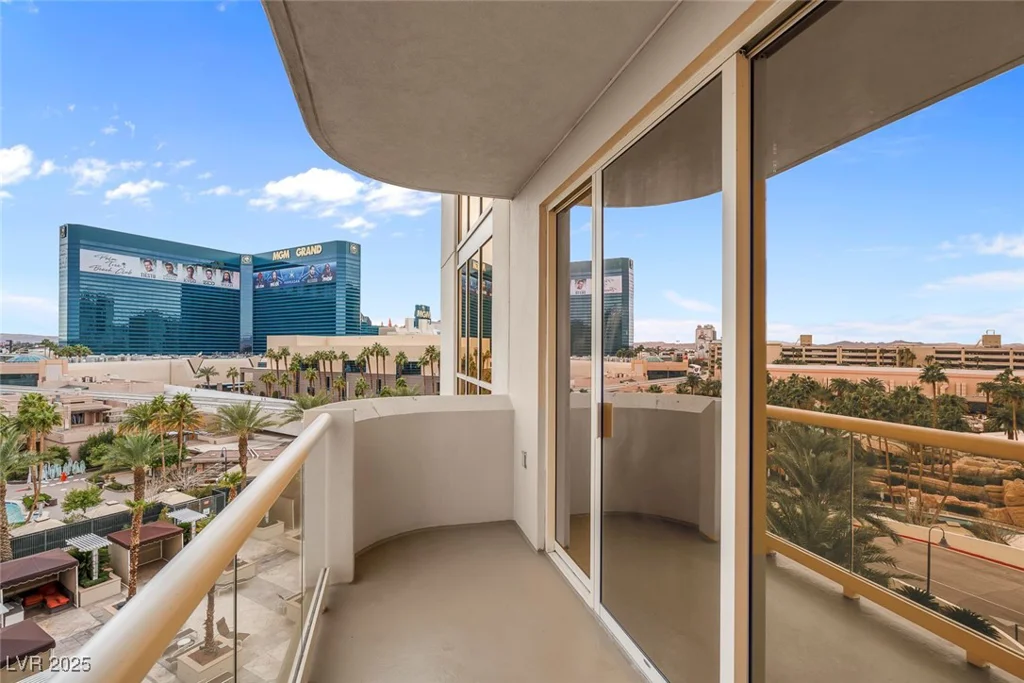 145 HARMON, Las Vegas, NV 89109
