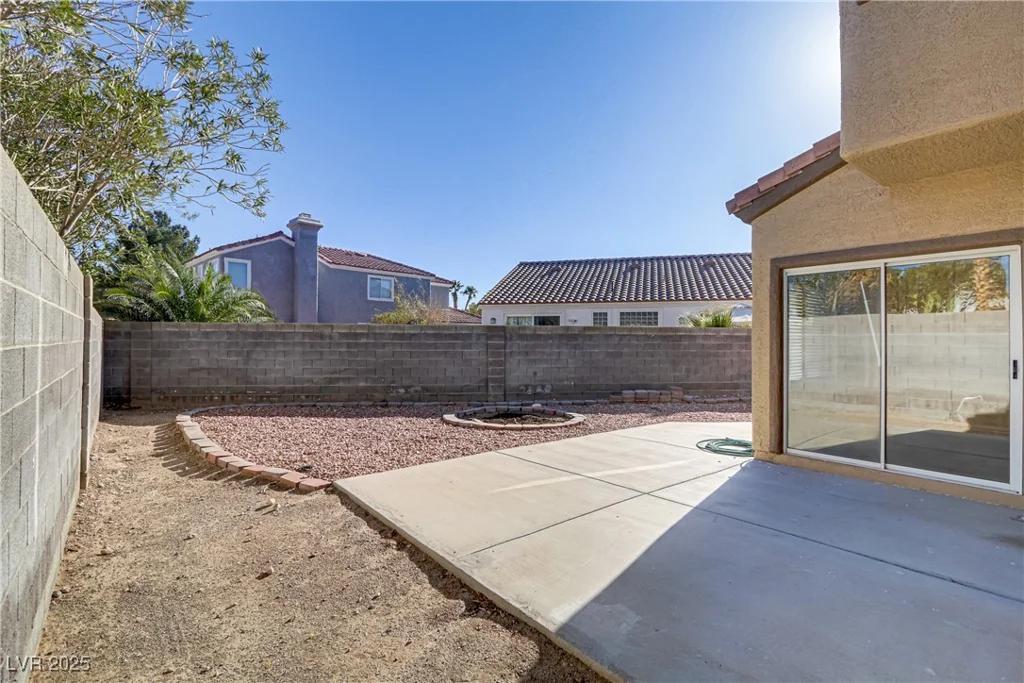 1444 Country Hollow, Las Vegas, NV 89117