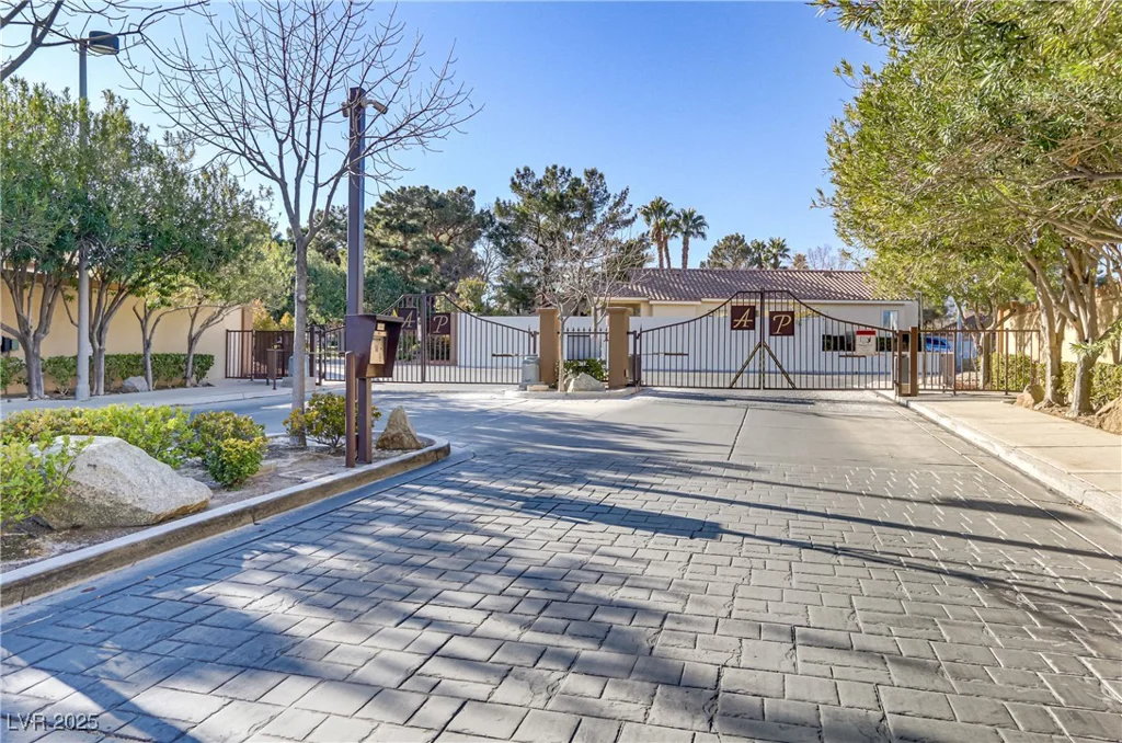 1444 Country Hollow, Las Vegas, NV 89117