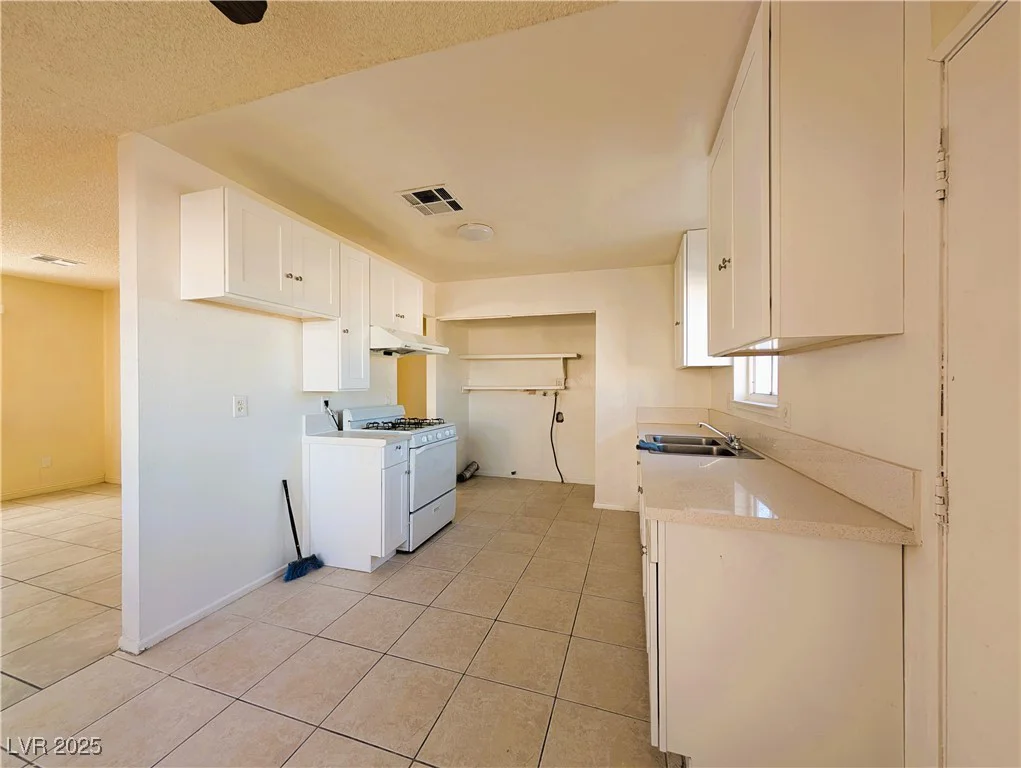 1912 Carey, North Las Vegas, NV 89032