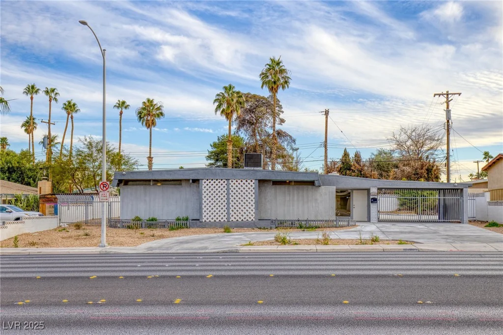 1657 Desert Inn, Las Vegas, NV 89169