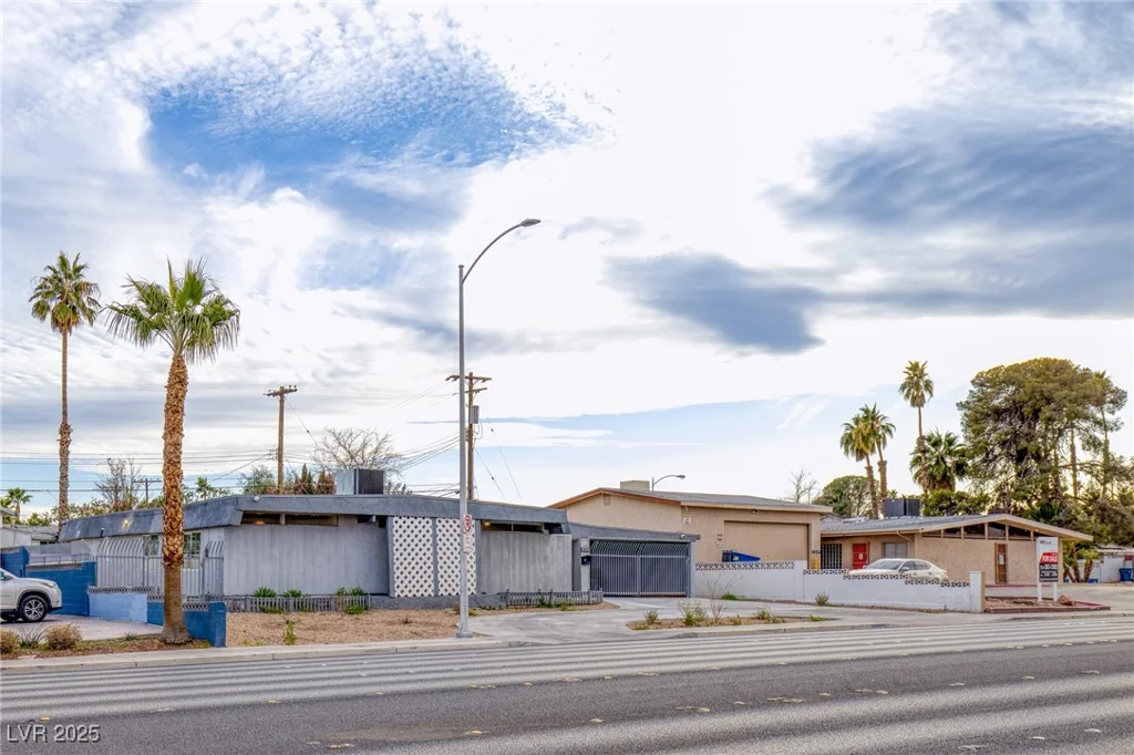 1657 Desert Inn, Las Vegas, NV 89169