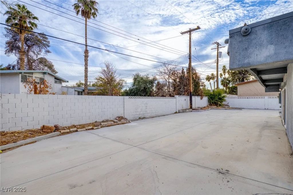 1657 Desert Inn, Las Vegas, NV 89169