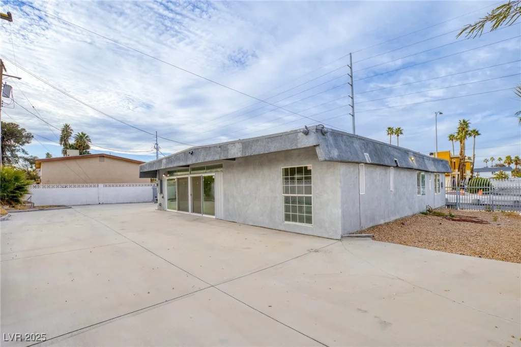 1657 Desert Inn, Las Vegas, NV 89169