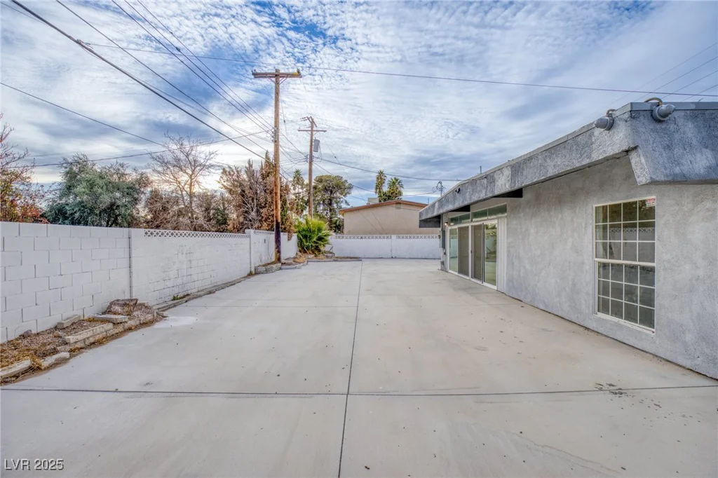 1657 Desert Inn, Las Vegas, NV 89169