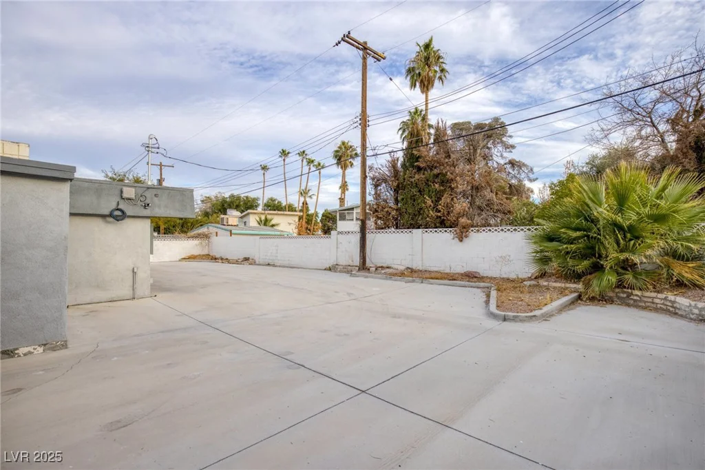 1657 Desert Inn, Las Vegas, NV 89169