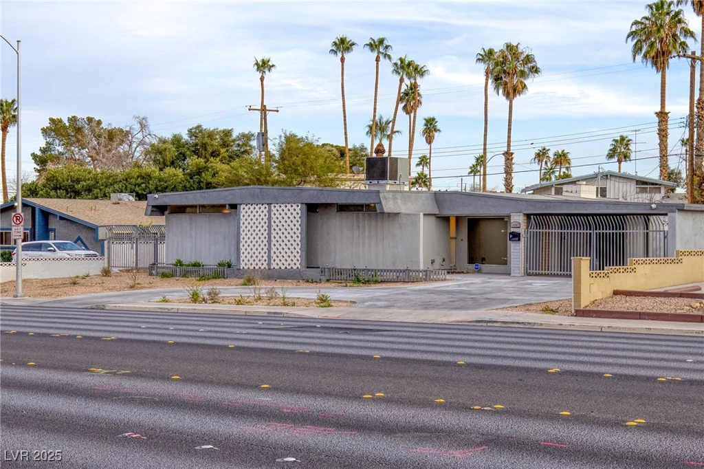 1657 Desert Inn, Las Vegas, NV 89169