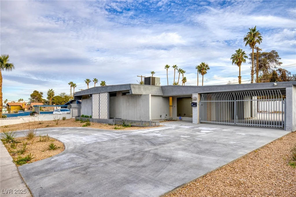 1657 Desert Inn, Las Vegas, NV 89169