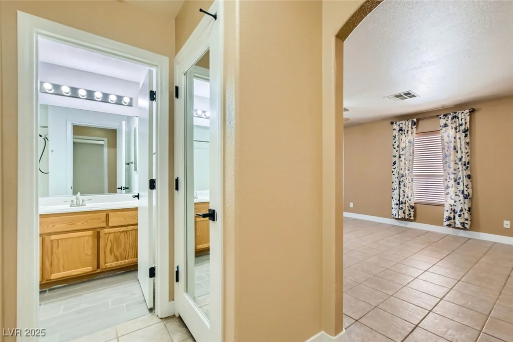 8728 Honey Vine, Las Vegas, NV 89143