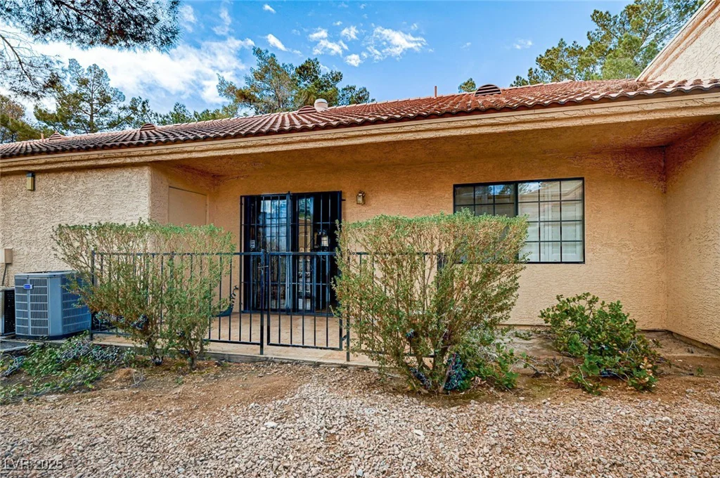 2851 Valley View, Las Vegas, NV 89102
