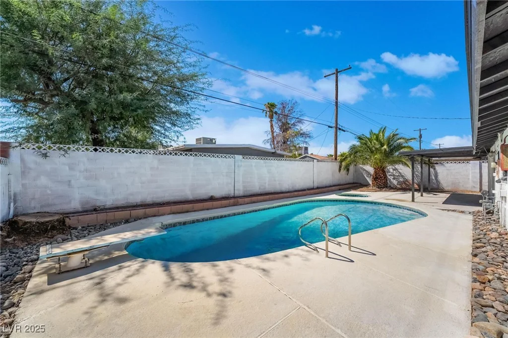 941 Hacienda, Las Vegas, NV 89119