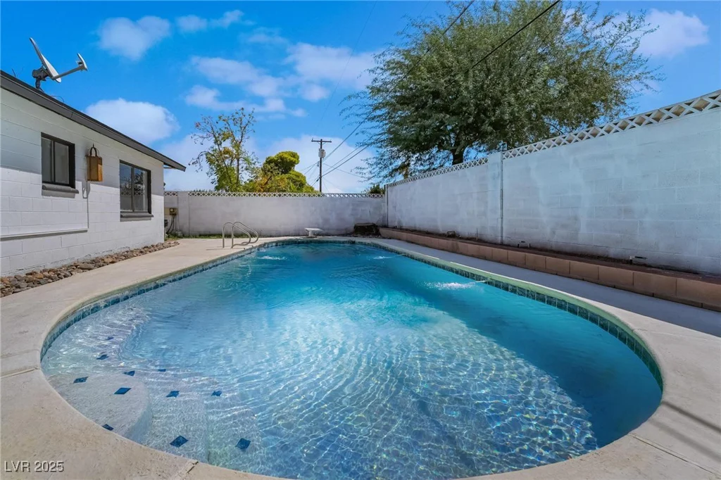 941 Hacienda, Las Vegas, NV 89119